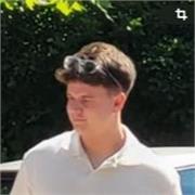Je peux donner des cours de sport mais aussi d’autre matière, j’ai eu un bac générale et peux être polyvalent , je suis footbaleur